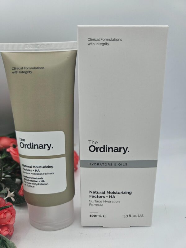 Natural Moisturizing Factors + HA – Soin de Jour Hydratant Léger aux Facteurs Naturels d’Hydratation et Acide Hyaluronique